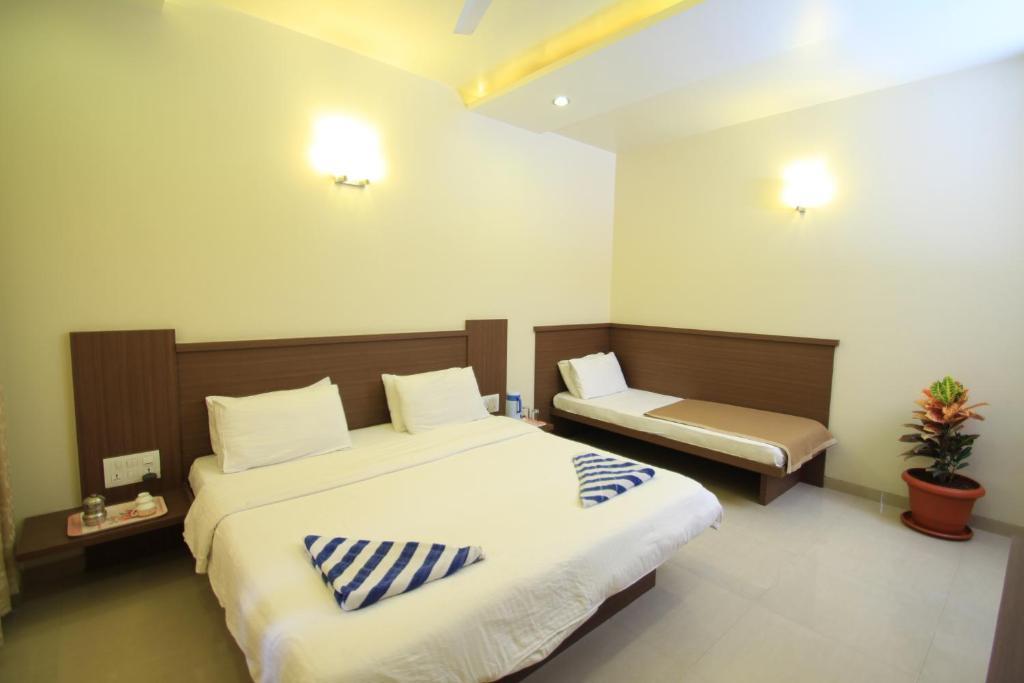 Hotel Sai Smaran Ширді Номер фото