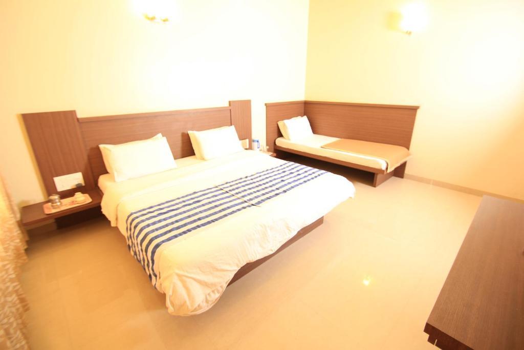 Hotel Sai Smaran Ширді Номер фото