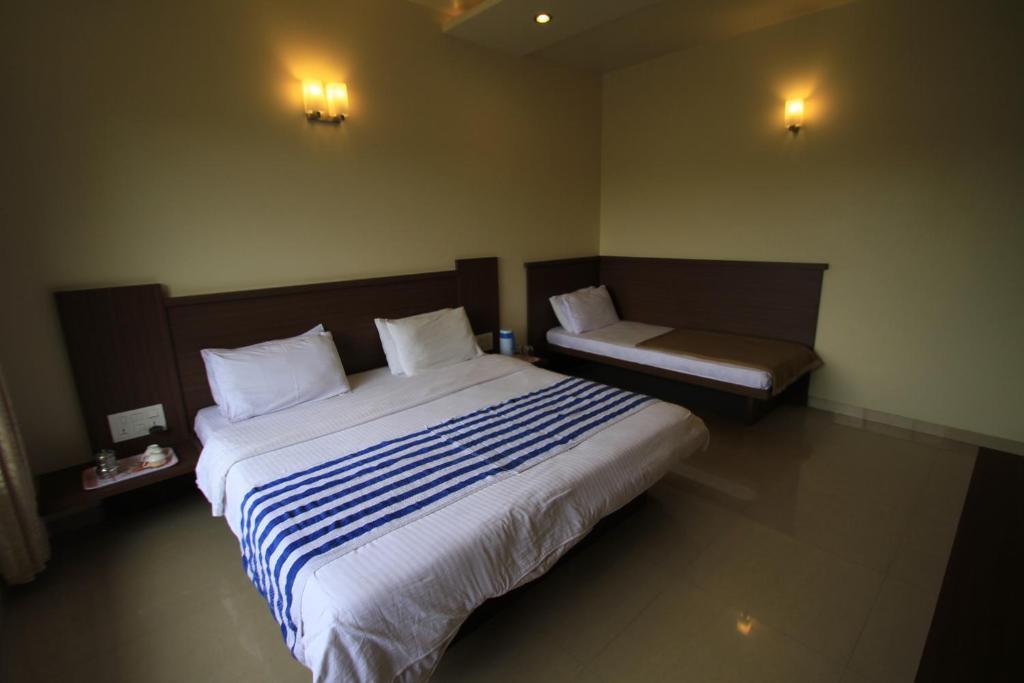 Hotel Sai Smaran Ширді Номер фото