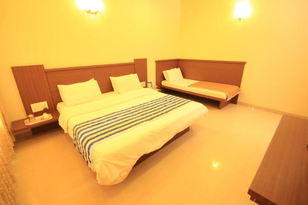 Hotel Sai Smaran Ширді Номер фото