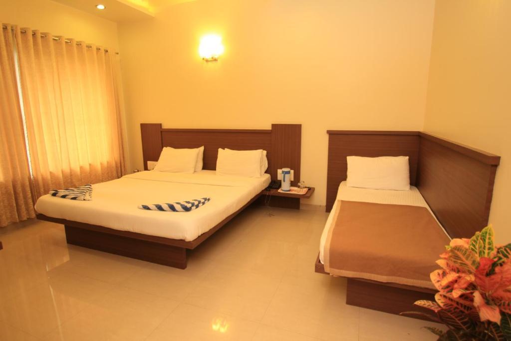Hotel Sai Smaran Ширді Номер фото