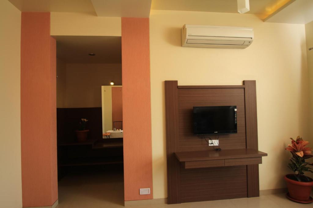 Hotel Sai Smaran Ширді Номер фото