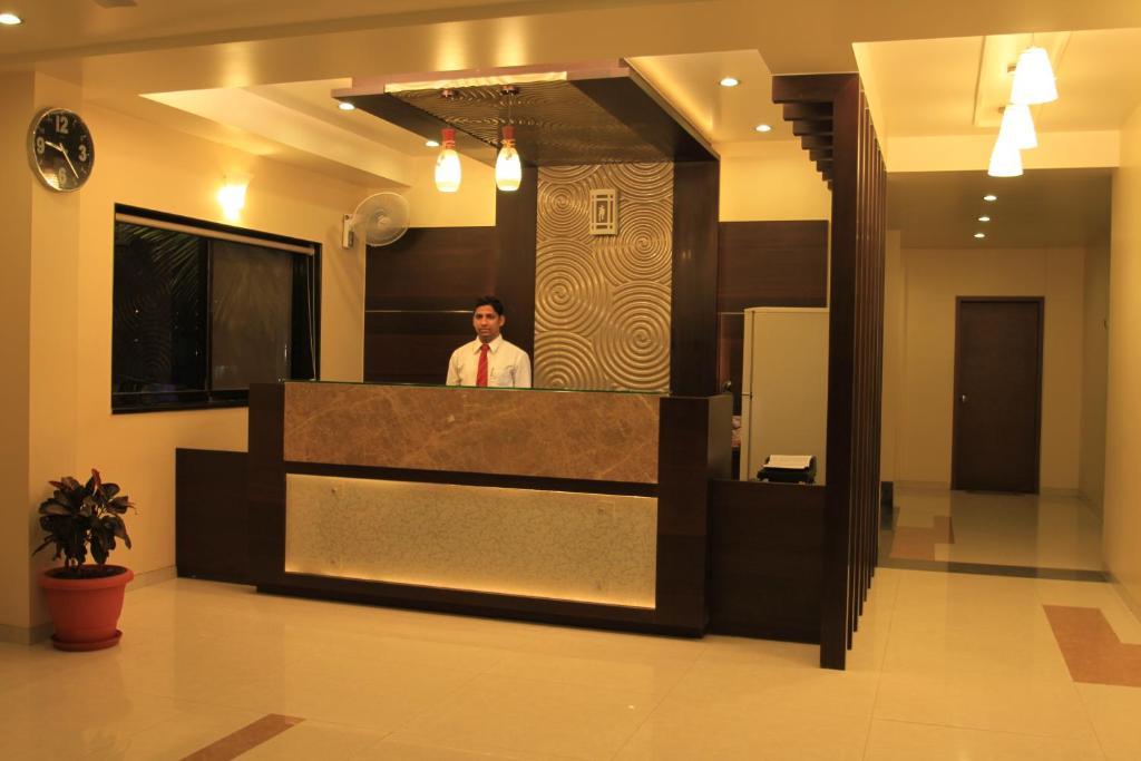 Hotel Sai Smaran Ширді Екстер'єр фото